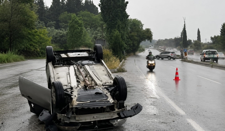 soke-kusadasi-yolu-uzerinde-otomobil-takla-atti-3iMIIAVw.jpg