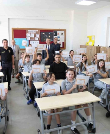 sokede-21-bin-537-ogrenci-karne-sevinci-yasadi-bFgcnyCG.jpg