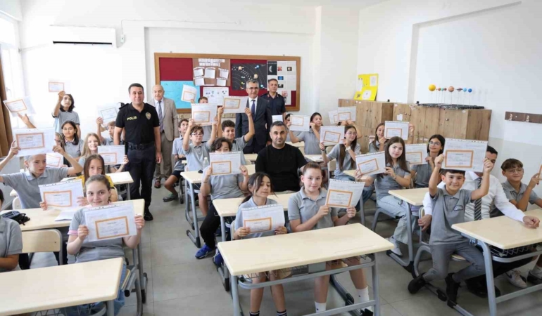 sokede-21-bin-537-ogrenci-karne-sevinci-yasadi-bFgcnyCG.jpg