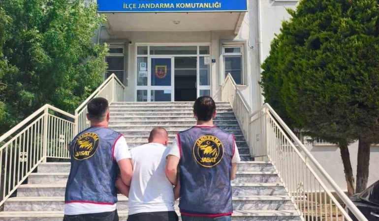 sokede-8-yil-hapis-cezasi-ile-bulunan-hukumlu-yakalandi-YVgvIGIq.jpg