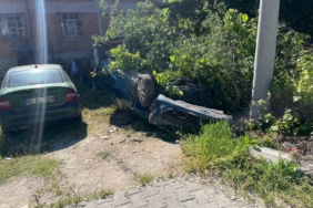 takla-atip-bahceye-devrilen-otomobilin-surucusu-yaralandi-MVWWgYfZ.jpg