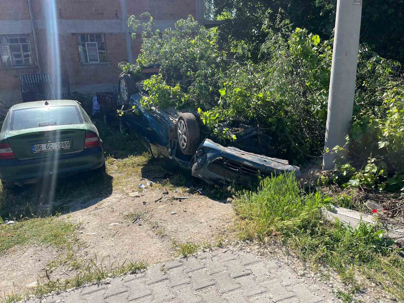 takla-atip-bahceye-devrilen-otomobilin-surucusu-yaralandi-MVWWgYfZ.jpg