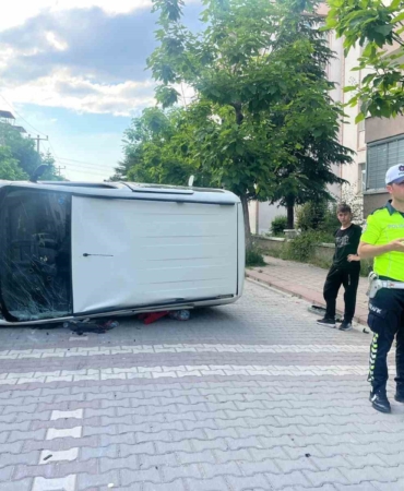 tavsanlida-otomobil-yan-yatti-2-yarali-5GzkQfDE.jpg