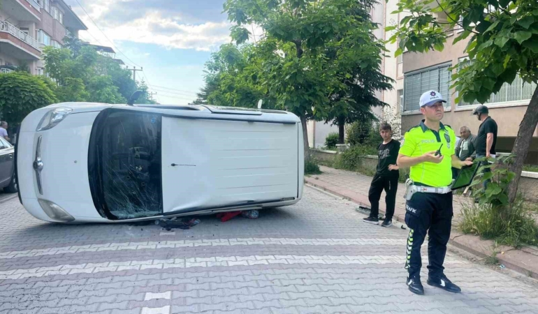 tavsanlida-otomobil-yan-yatti-2-yarali-5GzkQfDE.jpg