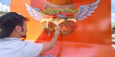 tavsanlida-yasayan-ressam-karavani-sanat-eserine-donusturdu-CvUh9kLM.jpg