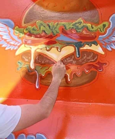 tavsanlida-yasayan-ressam-karavani-sanat-eserine-donusturdu-CvUh9kLM.jpg