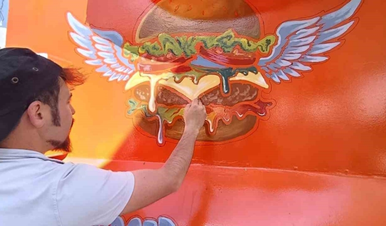 tavsanlida-yasayan-ressam-karavani-sanat-eserine-donusturdu-CvUh9kLM.jpg