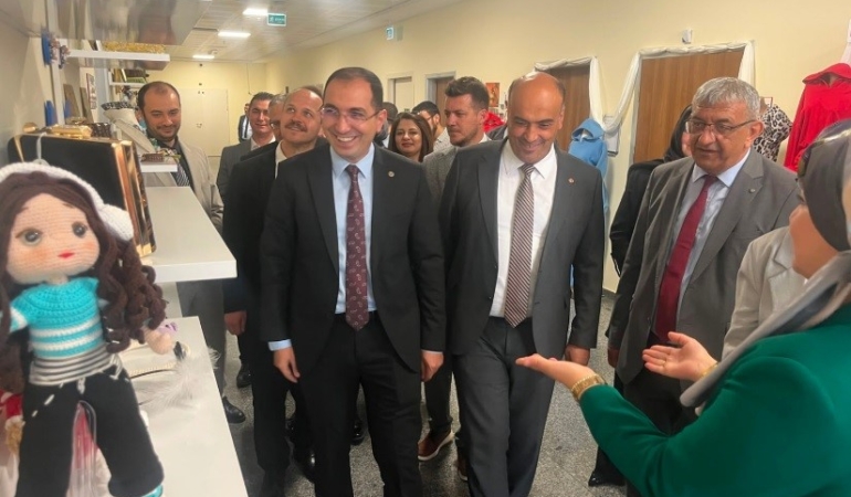toplum-ruh-sagligi-merkezi-kursiyerlerinin-el-emegi-urunleri-sergilendi-iek48VrE.jpg