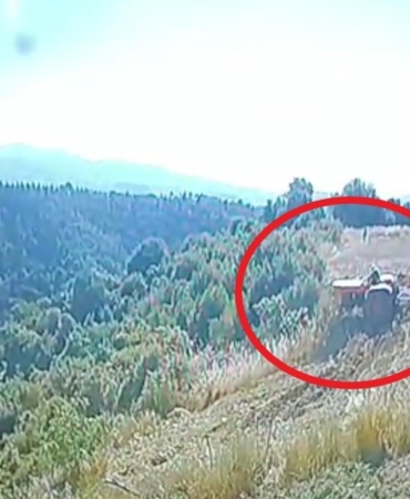 traktor-altinda-kalan-ciftcinin-hayatini-kaybettigi-kaza-ani-guvenlik-kamerasinda-52gKt8wB.jpg