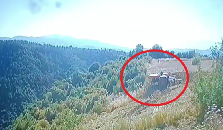 traktor-altinda-kalan-ciftcinin-hayatini-kaybettigi-kaza-ani-guvenlik-kamerasinda-52gKt8wB.jpg