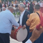 turkiye-halk-oyunlari-federasyonu-baskani-davul-calarak-bahsis-topladi-NTHEhafG.jpg