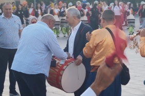 turkiye-halk-oyunlari-federasyonu-baskani-davul-calarak-bahsis-topladi-NTHEhafG.jpg