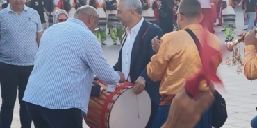 turkiye-halk-oyunlari-federasyonu-baskani-davul-calarak-bahsis-topladi-NTHEhafG.jpg