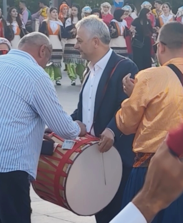 turkiye-halk-oyunlari-federasyonu-baskani-davul-calarak-bahsis-topladi-NTHEhafG.jpg