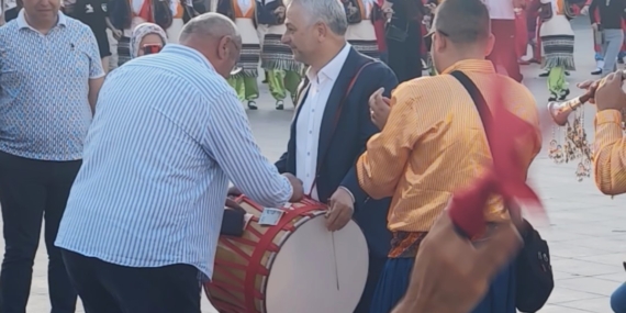 turkiye-halk-oyunlari-federasyonu-baskani-davul-calarak-bahsis-topladi-NTHEhafG.jpg