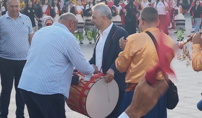 turkiye-halk-oyunlari-federasyonu-baskani-davul-calarak-bahsis-topladi-NTHEhafG.jpg