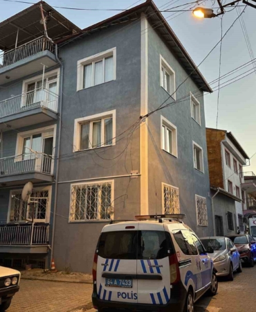 usakta-balkondan-dusen-kadin-hayatini-kaybetti-FEXi7RUr.jpg
