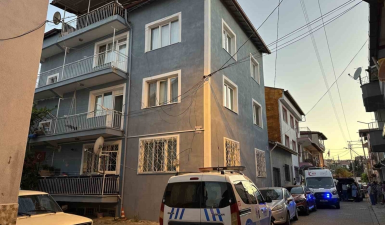 usakta-balkondan-dusen-kadin-hayatini-kaybetti-FEXi7RUr.jpg
