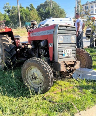 usakta-meydana-gelen-trafik-kazasinda-4-kisi-yaralandi-H1j7lFww.jpg