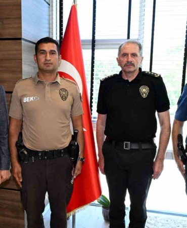 usakta-ornek-davranis-sergileyen-carsi-ve-mahalle-bekcisine-tesekkur-belgesi-O1Fsl4OE.jpg
