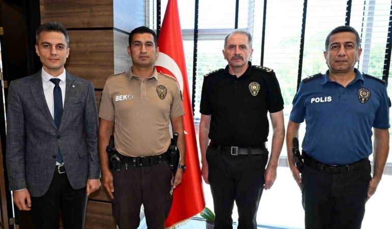 usakta-ornek-davranis-sergileyen-carsi-ve-mahalle-bekcisine-tesekkur-belgesi-O1Fsl4OE.jpg