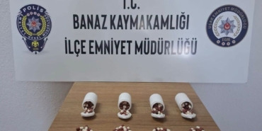 usakta-polisten-kacan-aractan-atilan-posette-197-adet-sentetik-ecza-hapi-ele-gecirildi-Ir54dQhu.jpg
