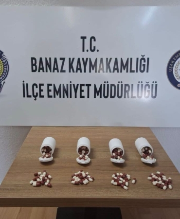 usakta-polisten-kacan-aractan-atilan-posette-197-adet-sentetik-ecza-hapi-ele-gecirildi-Ir54dQhu.jpg
