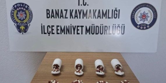 usakta-polisten-kacan-aractan-atilan-posette-197-adet-sentetik-ecza-hapi-ele-gecirildi-Ir54dQhu.jpg