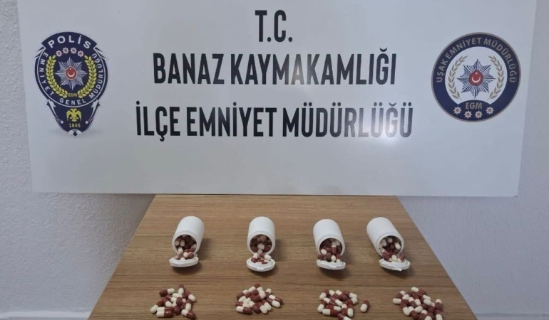 usakta-polisten-kacan-aractan-atilan-posette-197-adet-sentetik-ecza-hapi-ele-gecirildi-Ir54dQhu.jpg