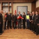 vali-isin-jandarma-devletimizin-gucunu-ve-sefkatini-temsil-ediyor-QFTBKlE6.jpg