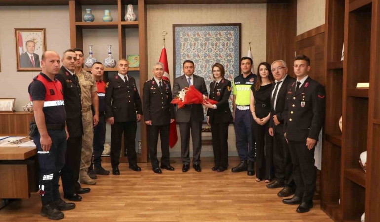 vali-isin-jandarma-devletimizin-gucunu-ve-sefkatini-temsil-ediyor-QFTBKlE6.jpg