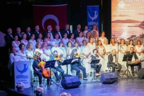yagmura-ragmen-buyuk-ilgi-asev-turk-sanat-muzigi-korosundan-istanbul-sarkilari-gecesi-kQ2JMWsE.jpg