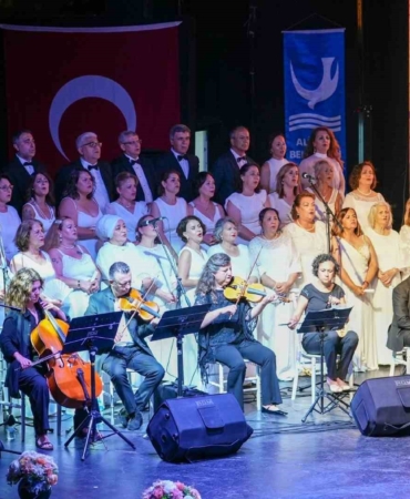 yagmura-ragmen-buyuk-ilgi-asev-turk-sanat-muzigi-korosundan-istanbul-sarkilari-gecesi-kQ2JMWsE.jpg
