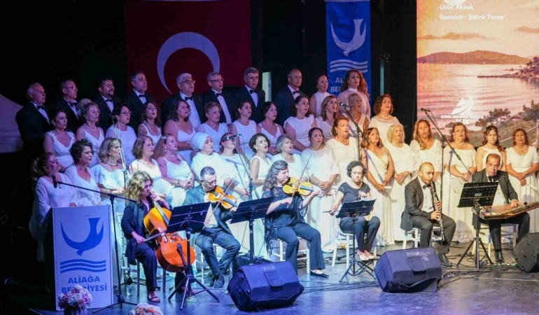 yagmura-ragmen-buyuk-ilgi-asev-turk-sanat-muzigi-korosundan-istanbul-sarkilari-gecesi-kQ2JMWsE.jpg