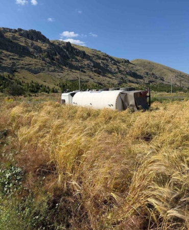 yol-kenarina-devrilen-tankerin-surucusu-yaralandi-G69tJpYH.jpg