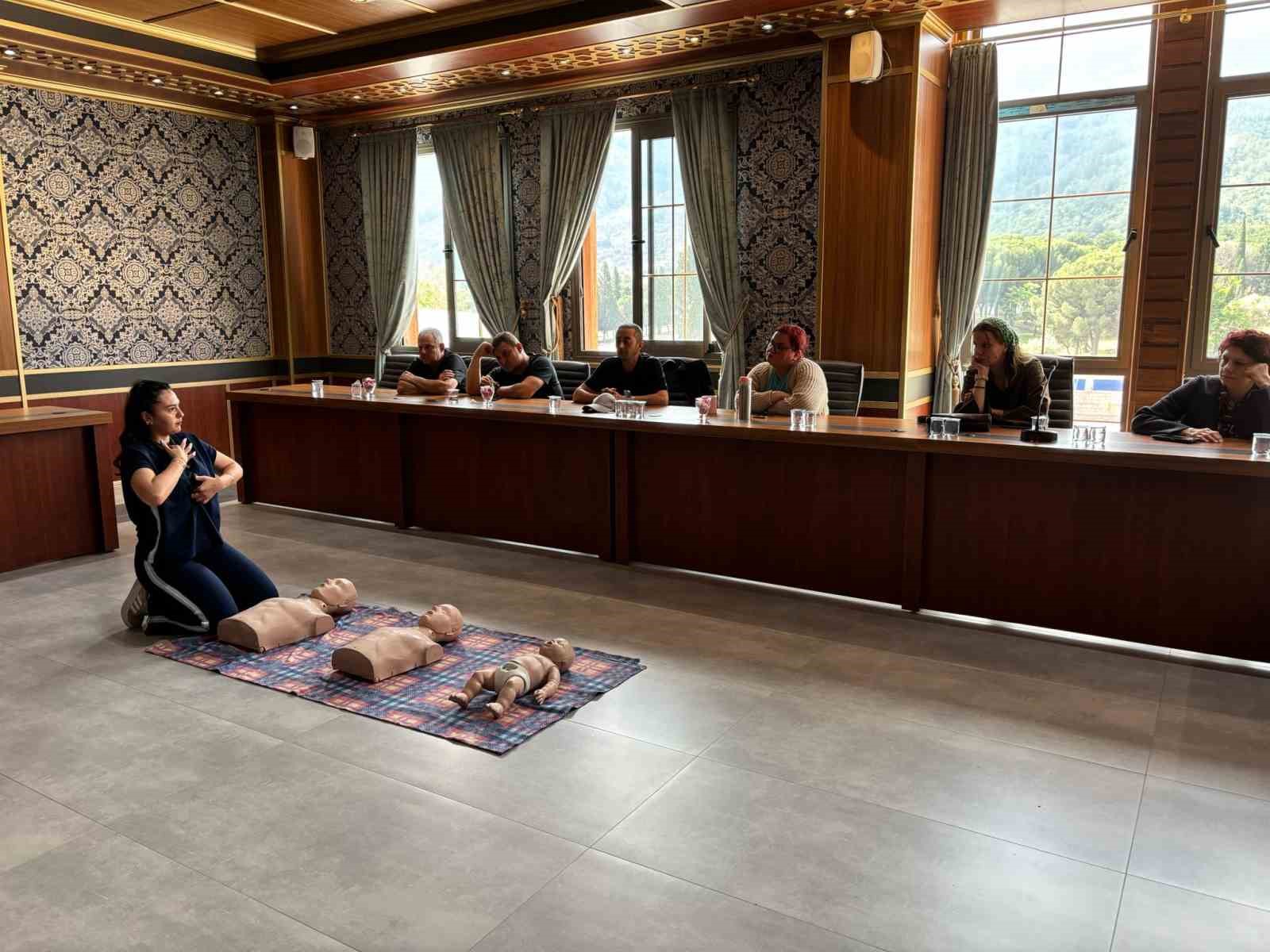 yunusemre-belediyesi-personeline-ilkyardim-egitimi-HBPmuiUy.jpg