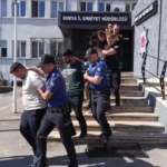 25-ay-boyunca-polisiz-diyerek-dolandirdilar-100-milyonluk-vurgunun-ardindan-tatli-ikram-ettiler-6mf2kSel.jpg