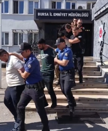 25-ay-boyunca-polisiz-diyerek-dolandirdilar-100-milyonluk-vurgunun-ardindan-tatli-ikram-ettiler-6mf2kSel.jpg
