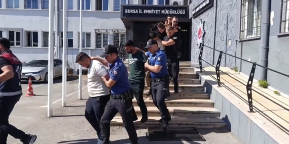 25-ay-boyunca-polisiz-diyerek-dolandirdilar-100-milyonluk-vurgunun-ardindan-tatli-ikram-ettiler-6mf2kSel.jpg