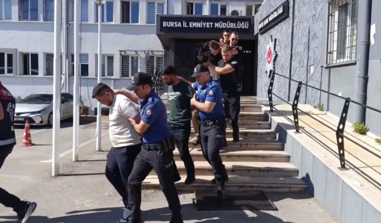 25-ay-boyunca-polisiz-diyerek-dolandirdilar-100-milyonluk-vurgunun-ardindan-tatli-ikram-ettiler-6mf2kSel.jpg