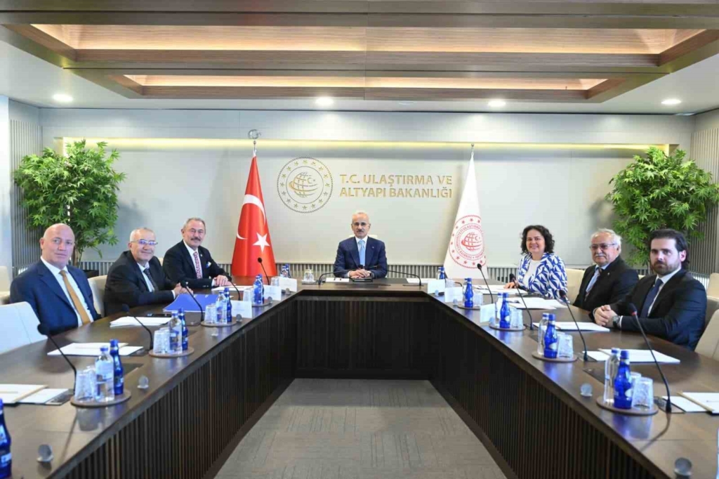 AK Partili başkanlar Ulaştırma Bakanı Uraloğlu ile görüştü