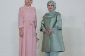 EMİNE ERDOĞAN'IN DEVLET LİDERLERİ EŞLERİ YEMEĞİNDE AJDA PEKKAN KONSERİ AKŞAM YEMEĞİNDE AJDA PEKKAN'IN SAHNE ALMASINA SOSYAL MEDYADAN İLGİ