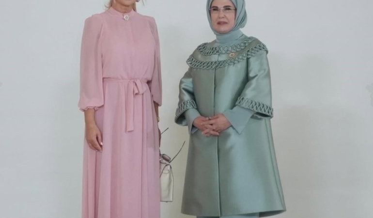 EMİNE ERDOĞAN'IN DEVLET LİDERLERİ EŞLERİ YEMEĞİNDE AJDA PEKKAN KONSERİ AKŞAM YEMEĞİNDE AJDA PEKKAN'IN SAHNE ALMASINA SOSYAL MEDYADAN İLGİ