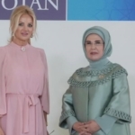 EMİNE ERDOĞAN'IN DEVLET LİDERLERİ EŞLERİ YEMEĞİNDE AJDA PEKKAN KONSERİ AKŞAM YEMEĞİNDE AJDA PEKKAN'IN SAHNE ALMASINA SOSYAL MEDYADAN İLGİ
