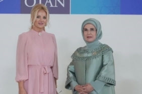 EMİNE ERDOĞAN'IN DEVLET LİDERLERİ EŞLERİ YEMEĞİNDE AJDA PEKKAN KONSERİ AKŞAM YEMEĞİNDE AJDA PEKKAN'IN SAHNE ALMASINA SOSYAL MEDYADAN İLGİ