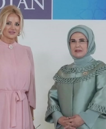 EMİNE ERDOĞAN'IN DEVLET LİDERLERİ EŞLERİ YEMEĞİNDE AJDA PEKKAN KONSERİ AKŞAM YEMEĞİNDE AJDA PEKKAN'IN SAHNE ALMASINA SOSYAL MEDYADAN İLGİ