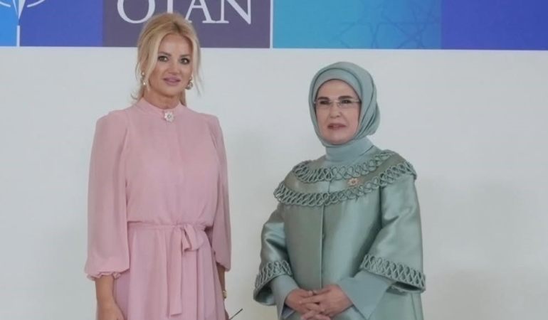 EMİNE ERDOĞAN'IN DEVLET LİDERLERİ EŞLERİ YEMEĞİNDE AJDA PEKKAN KONSERİ AKŞAM YEMEĞİNDE AJDA PEKKAN'IN SAHNE ALMASINA SOSYAL MEDYADAN İLGİ