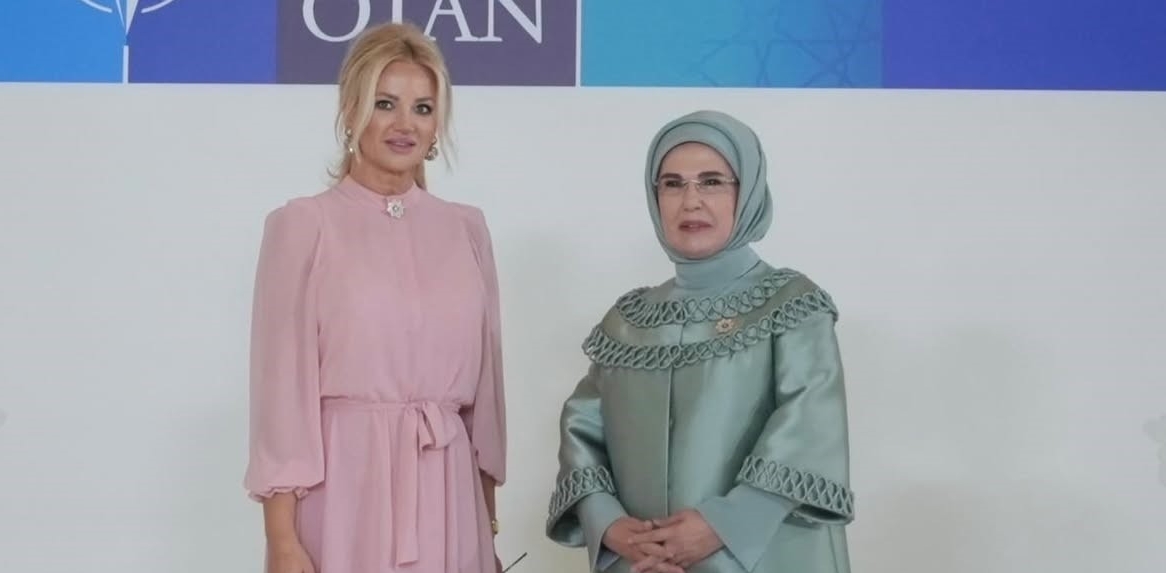 EMİNE ERDOĞAN'IN DEVLET LİDERLERİ EŞLERİ YEMEĞİNDE AJDA PEKKAN KONSERİ AKŞAM YEMEĞİNDE AJDA PEKKAN'IN SAHNE ALMASINA SOSYAL MEDYADAN İLGİ