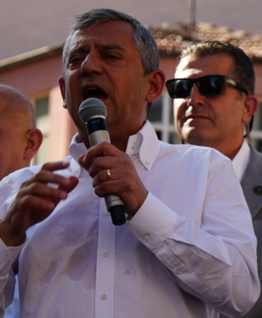 ÖZGÜR ÖZEL'DEN YENİ PARTİ SİNYALİ: "YA PARTİMİZİ GERİ ALACAĞIZ YA YENİ BİR YOL AÇACAĞIZ"