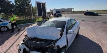 Aksaray'da otomobil kamyona çarptı: 5 yaralı